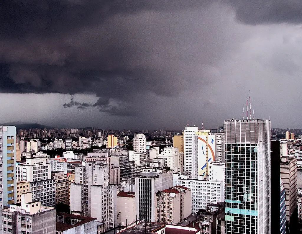 São Paulo terá máxima de apenas 17°C nesta quinta, com muitas nuvens e chance de chuviscos. O frio em SP é complicado p…