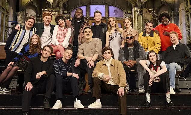 SNL revelou dois novos membros para a temporada 52, após Chloe Fineman e Bowen Yang saírem do show. Mudança de elenco s…