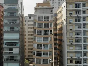 R$ 2 milhões na cobertura de um prédio torto em Santos. Essa arquitetura estranha mostra como o luxo pode ser construíd…