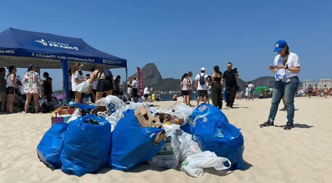 Praia do Flamengo recebe mutirão no Dia Mundial da Limpeza, reunindo voluntários para recolher resíduos. Ver a mobiliza…