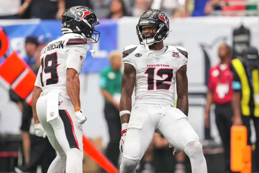 Nico Collins do Houston Texans está limitado no treino por lesão no isquiotibial. O fato de ele ter treinado gera otimi…
