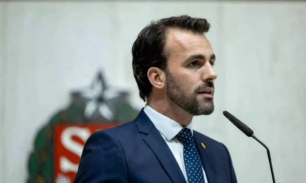 Ministra do TSE proibiu Lucas Bove de usar imagem de Bolsonaro em propaganda em Ribeirão Preto. A decisão altera um ent…