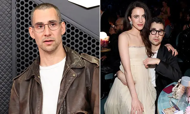 Jack Antonoff falou sobre o fim do relacionamento com Margaret Qualley na performance do Troubadour em Los Angeles. O r…