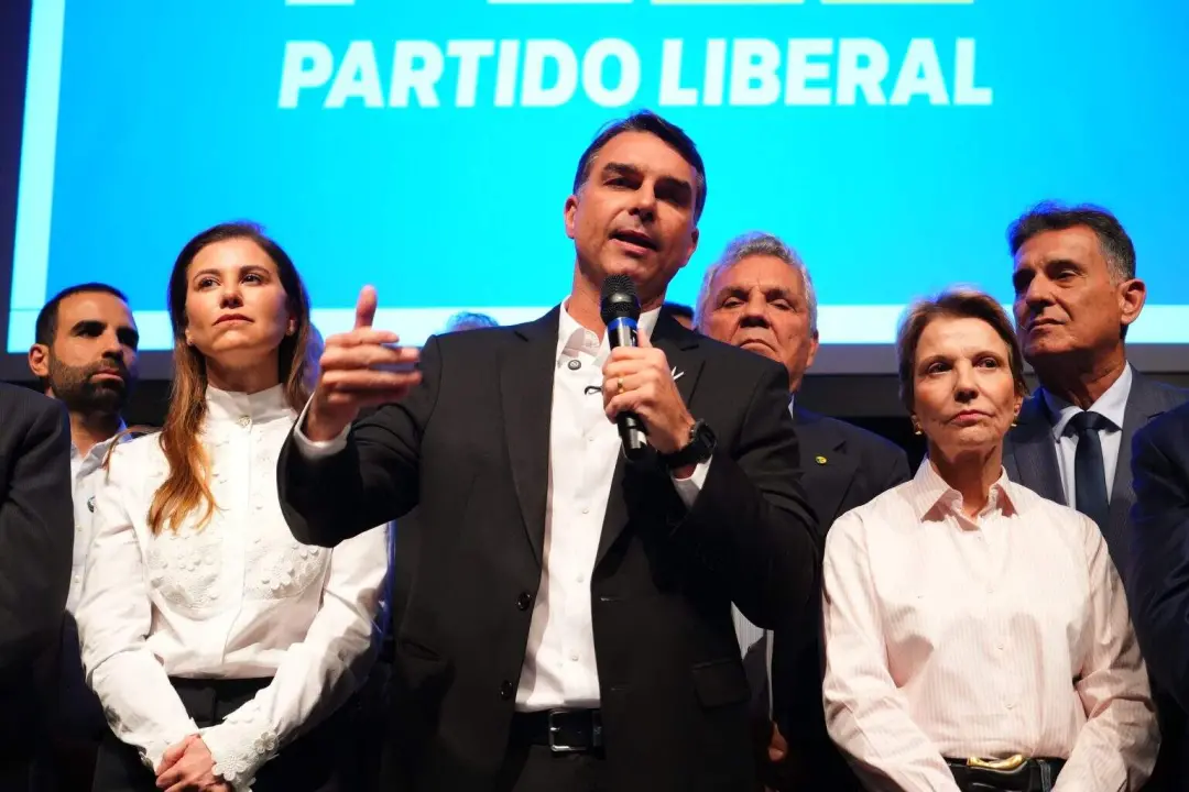 Flávio Bolsonaro optou por não atacar Fachin e Gilmar Mendes na disputa com Moraes no STF. Acho que manter canais de di…
