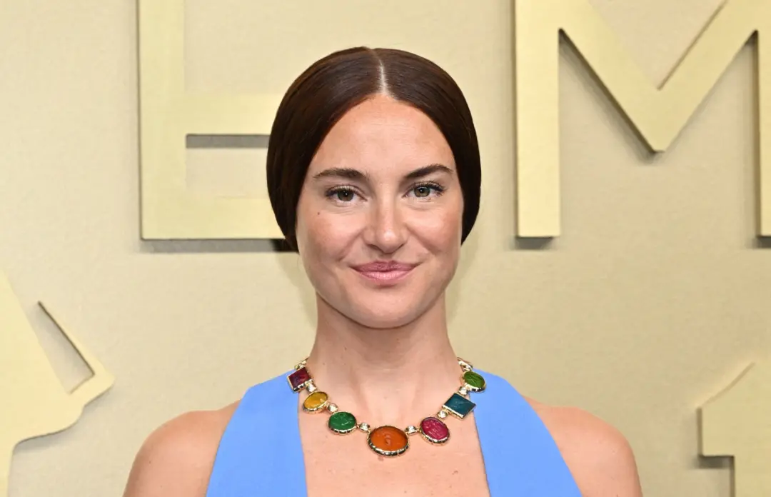 Karla Welch, estilista de Shailene Woodley, falou sobre as críticas ao look da atriz no Emmy 2026. Ela disse que ser ru…