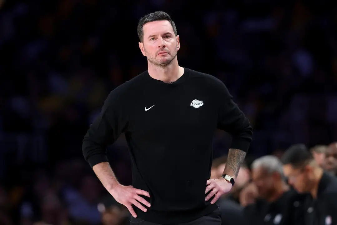 JJ Redick ajudando a reconstruir o Palisades Recreation Center em Los Angeles. Depois dos incêndios de janeiro de 2025,…