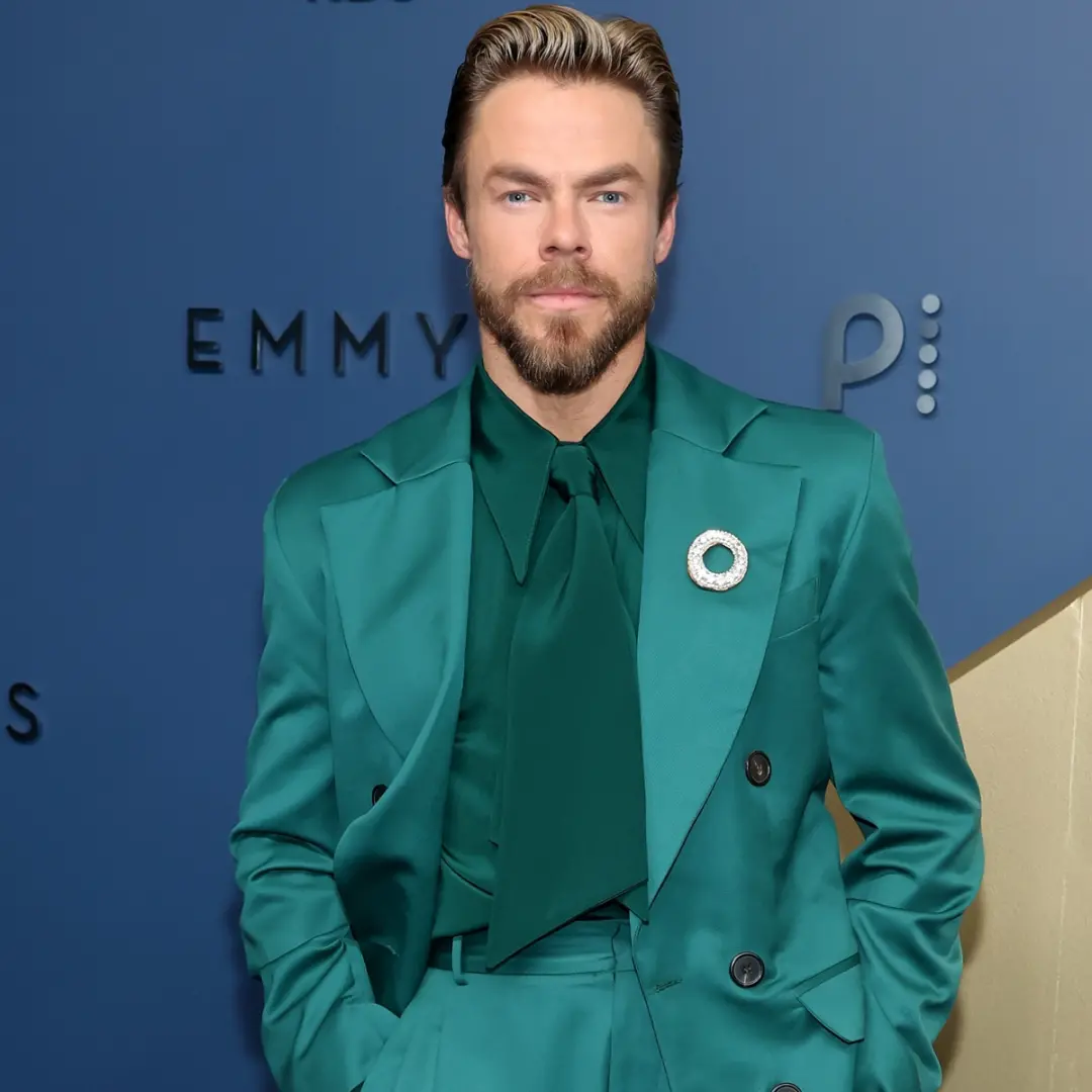 Derek Hough, do Dancing With the Stars, contou que quase teria que mudar o nome do show para Dancing With the Assistant…