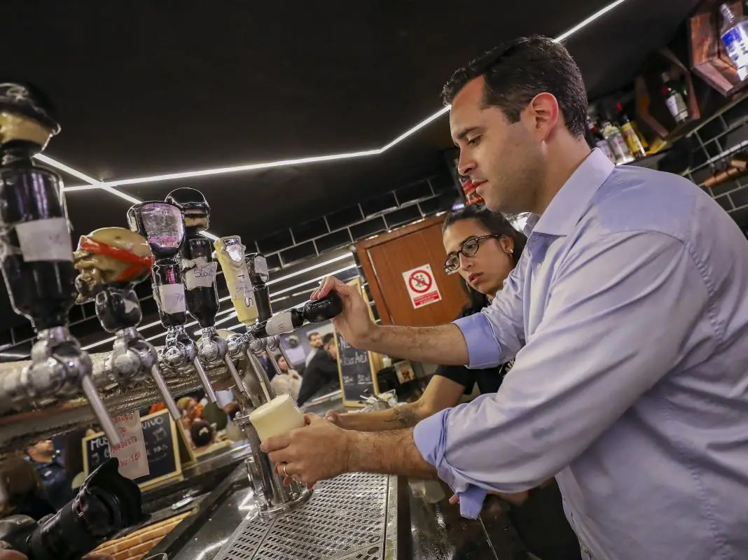 Rua da Carioca agora tem um polo cervejeiro com sete bares e área revitalizada. A iniciativa usa imóveis vazios, subsid…
