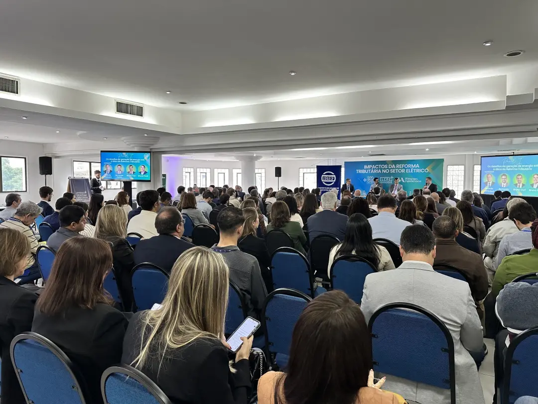 Debate no IBEF Rio sobre a Reforma Tributária impactando o setor elétrico. A reunião reuniu executivos de geração, tran…