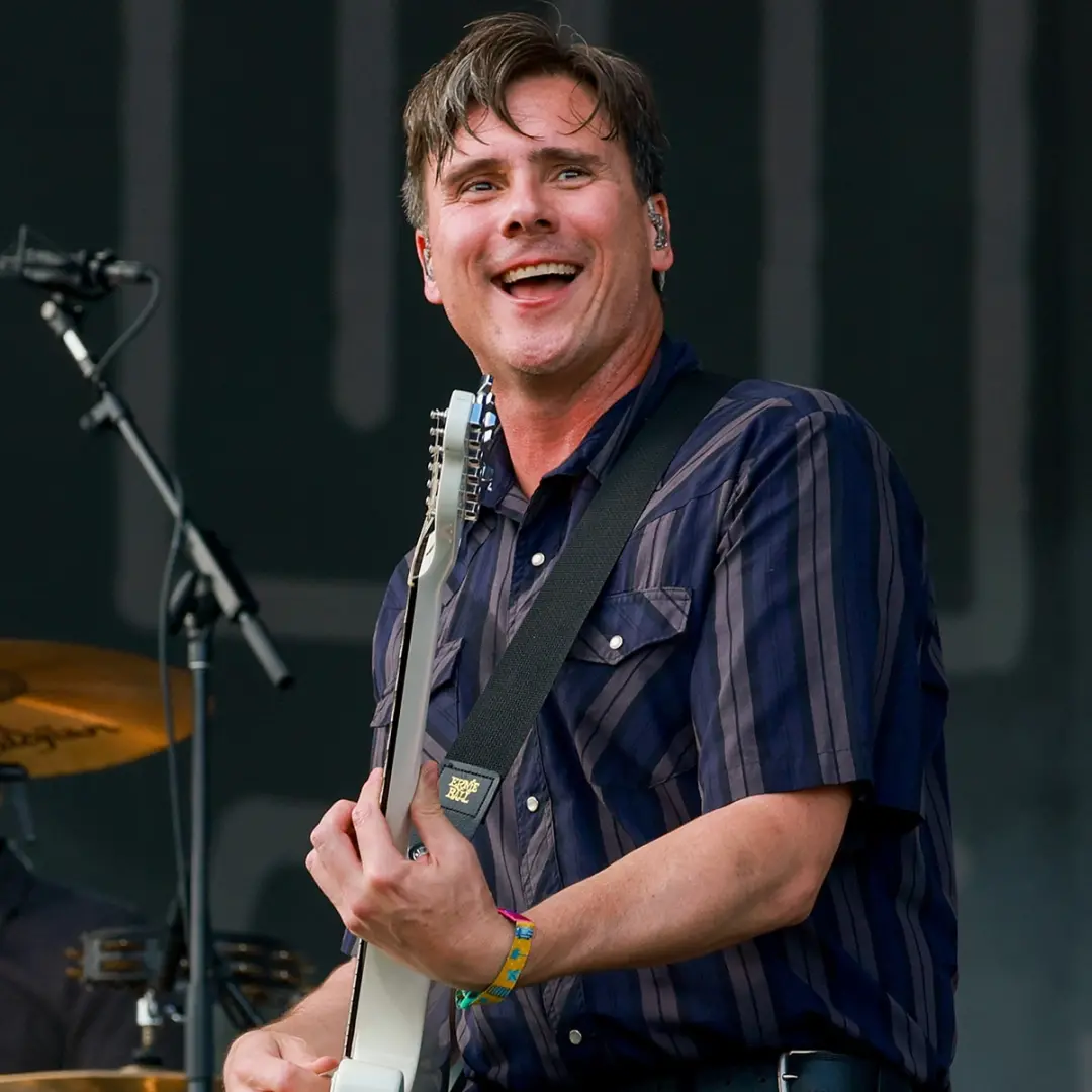 Jim Adkins, vocalista do Jimmy Eat World, cancelou shows futuros por causa de descolamento de retina. É muita coisa sér…