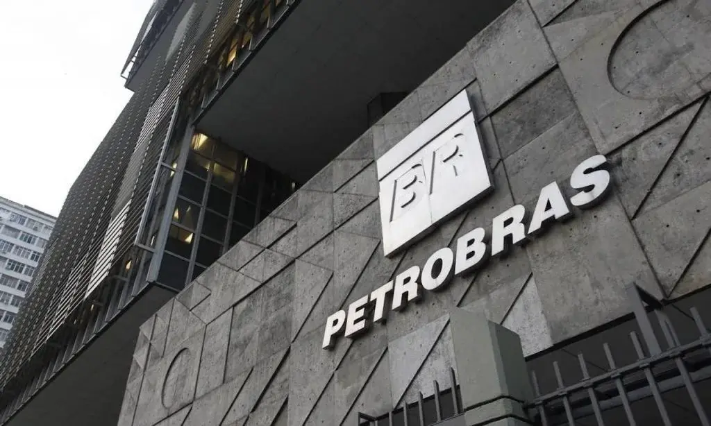 Petrobras aumenta o diesel em R$ 1,00 por litro, mas o reajuste é neutralizado por subsídio de R$ 1,00 por litro. A emp…