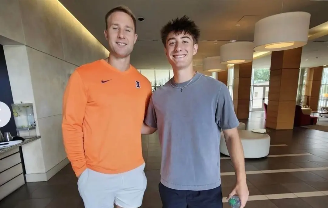 Owen Herrick, quarterback da classe de 2028, confirmou a escolha pela Illinois. Ele fez esse compromisso depois de rece…
