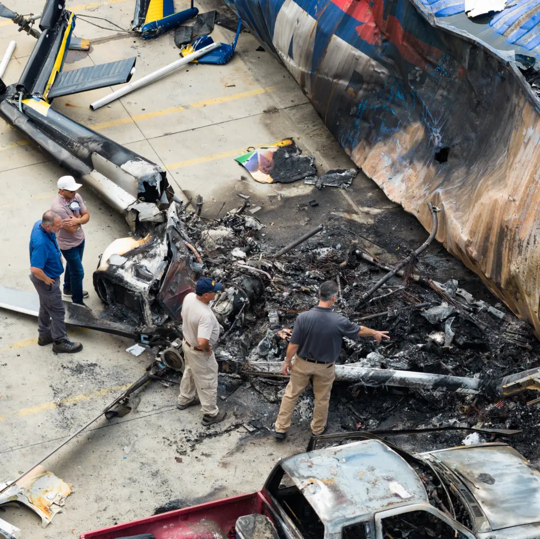 Um helicóptero de notícias caiu fatalmente em Los Angeles. Esse tipo de aeronave enfrenta riscos grandes em cidades gra…