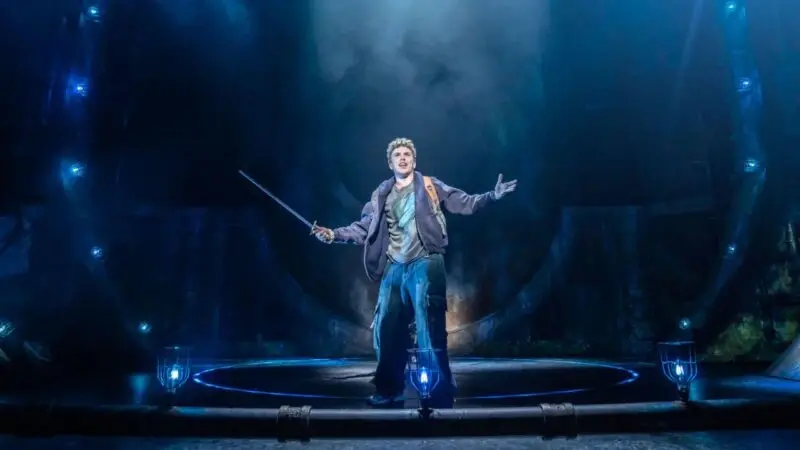 Teatro Liberdade em São Paulo recebe o musical Percy Jackson O Ladrão de Raios a partir de 10 de outubro de 2026. É a p…