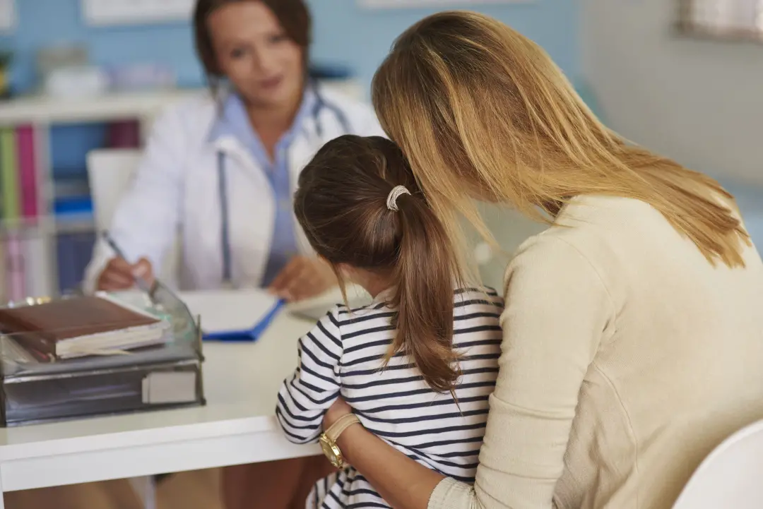 Medicamento dupilumabe, aprovado para dermatite atópica em crianças, tem relatos de falta nas redes estaduais. A falta …