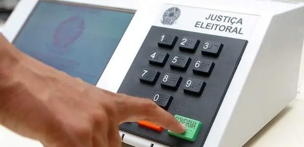 Flávio Bolsonaro é o principal destino dos votos de Cury, Caiado e Renan em um segundo turno, com 42% contra 40% de Lul…