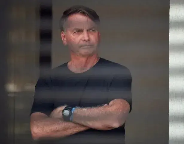 Defesa de Bolsonaro pediu ao Alexandre de Moraes autorização para retorno de dois militares, Sérgio e Max, na residênci…
