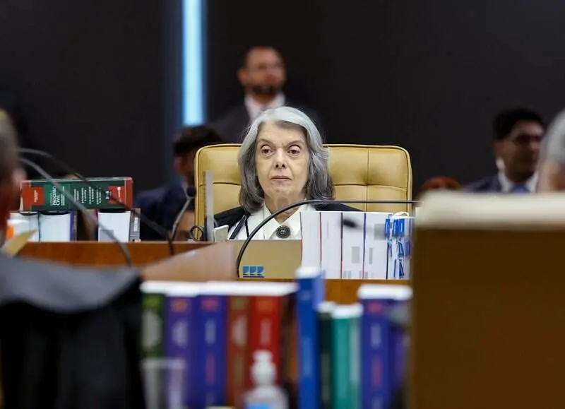 12 coletivos de juízas enviaram flores e carta para a ministra Cármen Lúcia por causa da crise no Supremo. Elas afirmam…