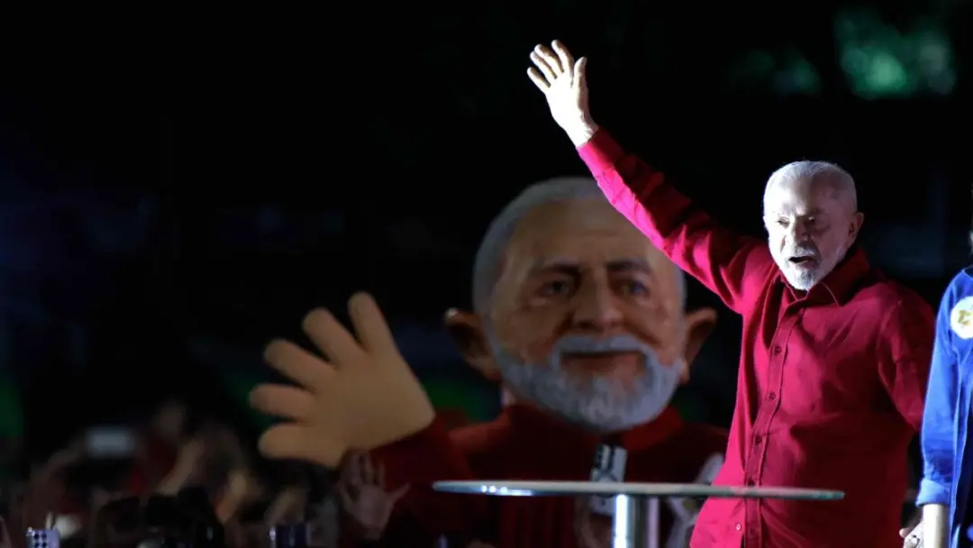 Lula criticou Flávio Bolsonaro e Eduardo Bolsonaro, dizendo que o Brasil nao comporta politicos que ficam de 4 para os …