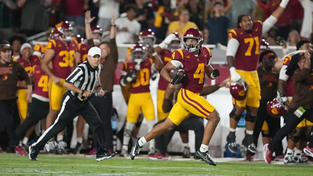 Trent Mosley, receptor do USC, foi afastado por uma lesão no joelho antes do jogo contra Rutgers. É um golpe grande pro…