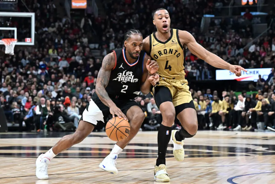 Kawhi Leonard decidiu voltar para os Raptors em Toronto, mesmo com outros times querendo a troca. Ele disse que nao bus…
