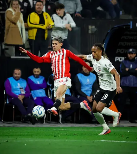 Corinthians perdeu por 1 a 0 para o Estudiantes na Libertadores em São Paulo, com Memphis Depay isolando um pênalti no …