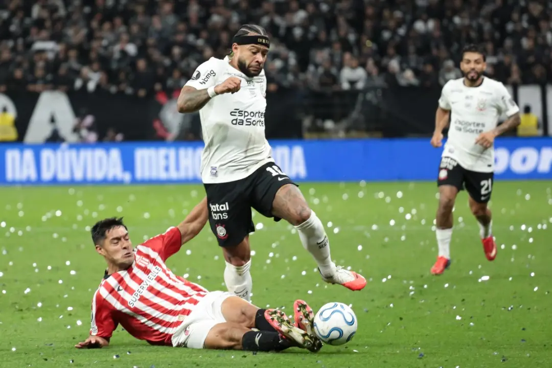 Corinthians perde por 1 a 0 para o Estudiantes na Libertadores, selando a queda na Neo Química Arena. Um pênalti perdid…