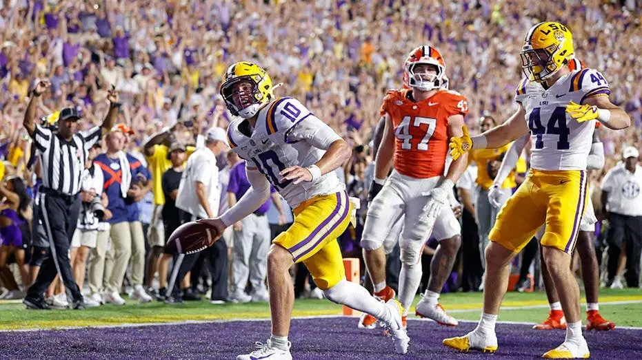 Sam Leavitt foi listado como dudoso na disponibilidade para o jogo LSU contra Ole Miss por lesão no tronco. A gente aco…