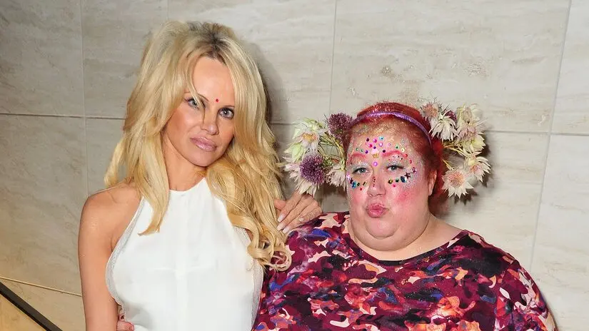 Sharon Gault, a Mama Makeup, faleceu. Um nome que tocou o mundo da beleza com a força de quem fez parte de momentos icô…