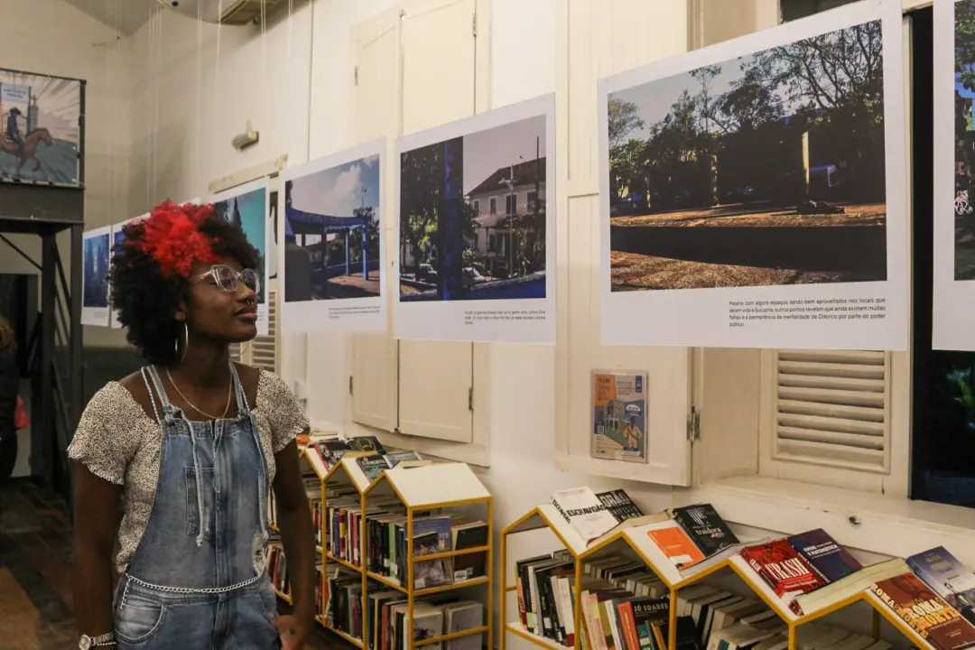 Festa Literária do Oeste do Rio abre com exposição Cenários de Sucupira, homenageando Dias Gomes. A mostra usa casarão …