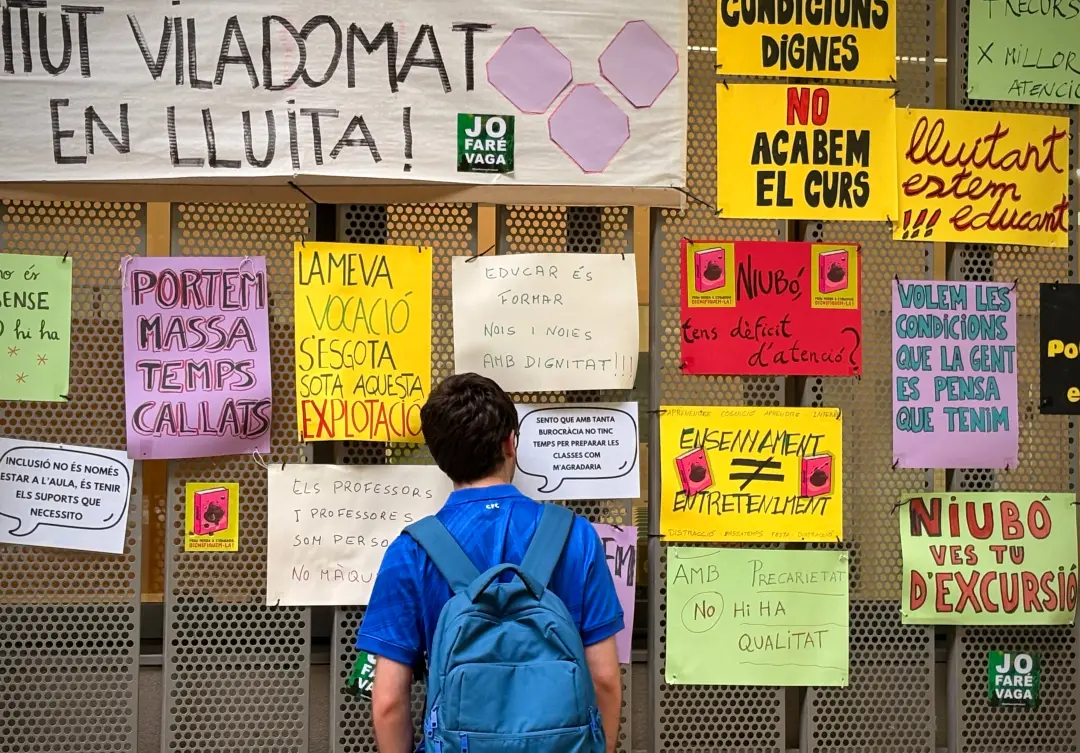 Alunos estão em greve, mantendo rehenes em um ato educacional. O direito de paralisar a atividade é um instrumento de p…