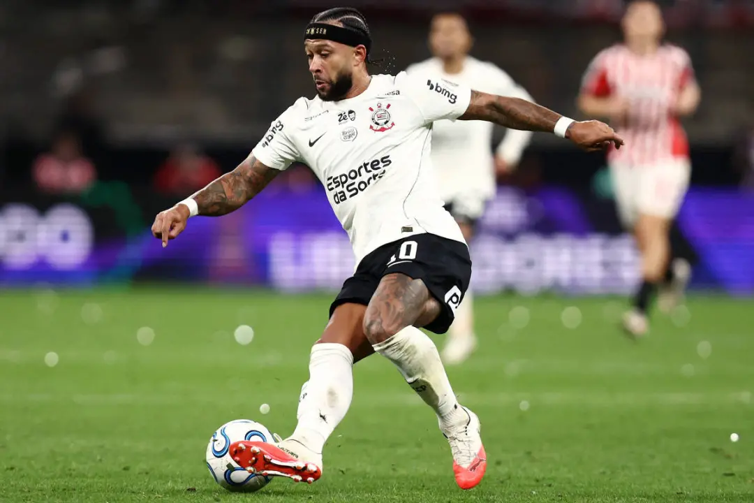 Memphis isola o pênalti no último minuto e o Corinthians cai por 1 a 0 para o Estudiantes. É uma eliminação dura, o lan…