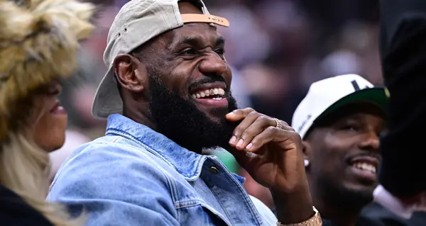 LeBron James vai ganhar 15 milhões de dólares por ano com o acordo de patrocínio da Polymarket, valor bem acima do cont…