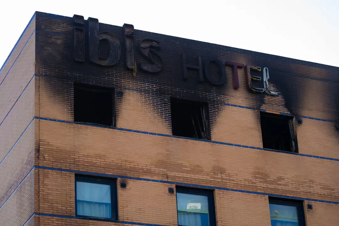 Hotel carbonizado em Málaga vira ícone de saturação turística após ficar em chamas por 50 dias. Isso mostra que o exces…