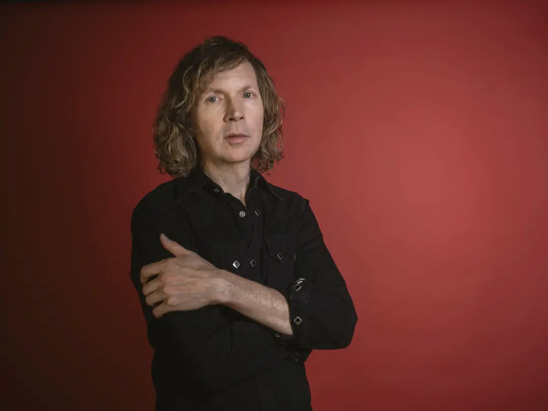 Beck Hansen em Paris conta que no passado recebia garrafas de urina quando tocava baladas nos anos noventa. Essa exposi…