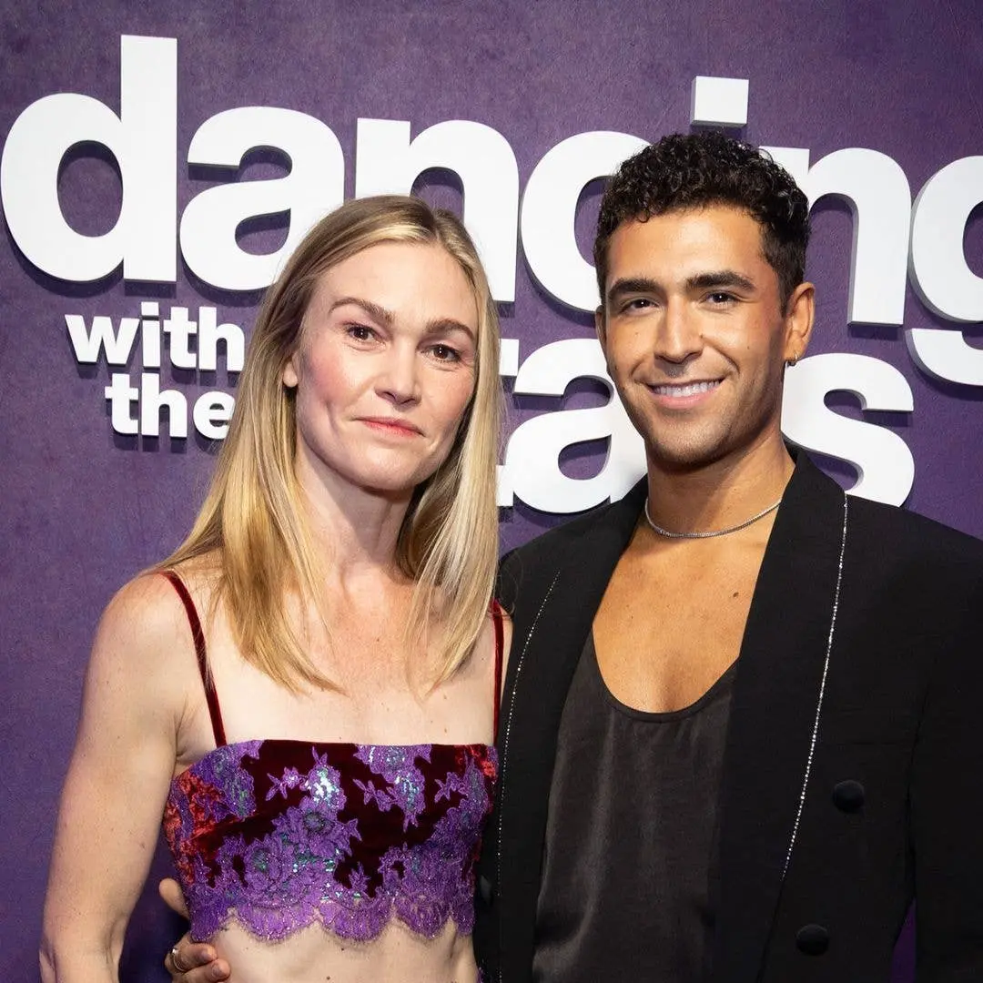 Julia Stiles estreou no Dancing With the Stars cantando 9 to 5 do Dolly Parton. A escolha da música mostrou uma sensibi…