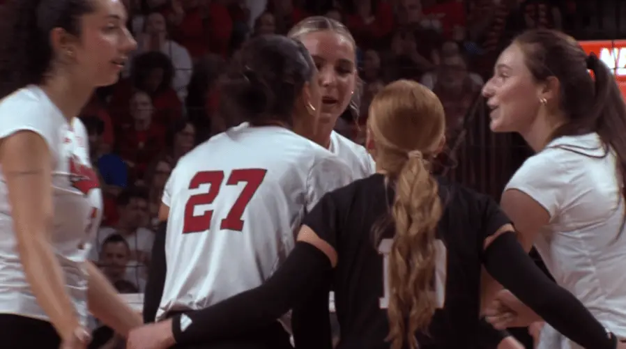 Nebraska venceu Creighton por 3 a 0 em Lincoln, melhorando para 8 vitórias na temporada. A sequência de vitórias mostra…