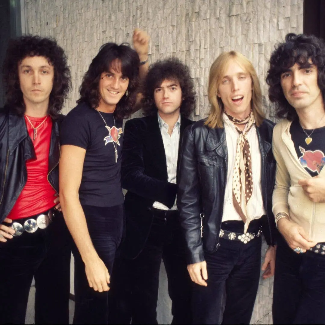 Heartbreakers se reuniram para performance formal no Americana Music Awards, quase 10 anos depois da morte do Tom Petty…