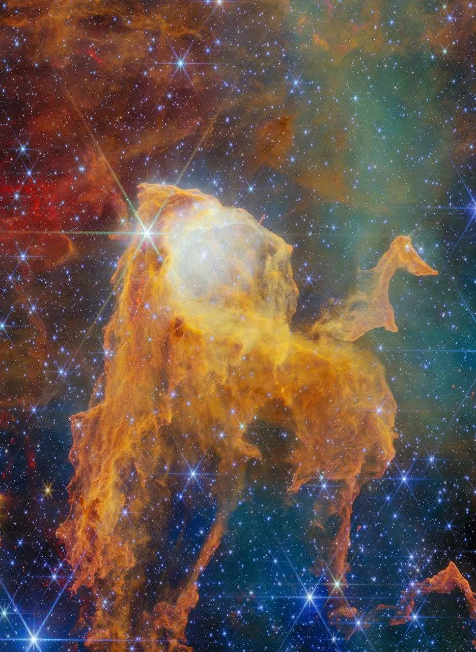 Nebulosa de Carina, 7500 anos luz de distância, tem um aglomerado de 70 estrelas formadas em um pilar de poeira. Essas …