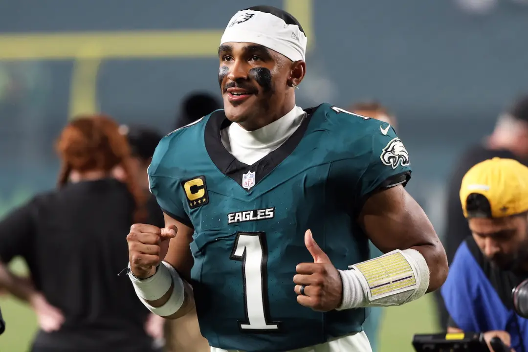 Simmons, estrela dos Titans, disse que o plano contra Jalen Hurts, quarterback dos Eagles, é fazer ele jogar só como pa…