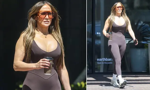 Jennifer Lopez, aos 57 anos, apareceu em Santa Monica com um body justo marrom escuro no ginásio. É bom ver que a rotin…