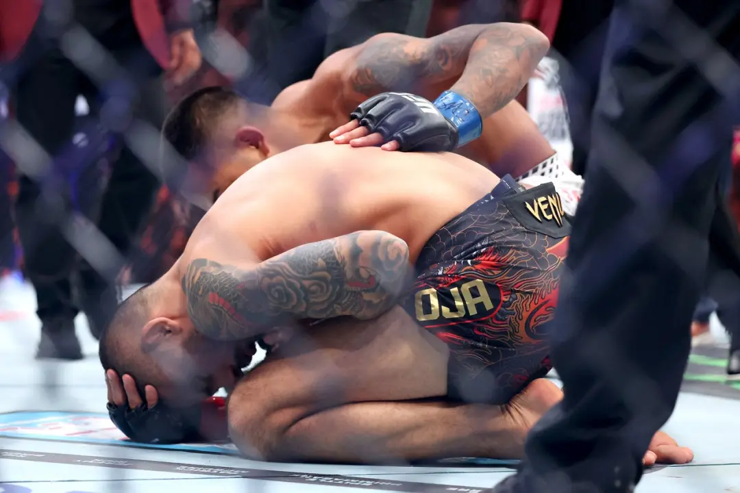 Joshua Van virou campeão no UFC em Las Vegas, derrubando Alexandre Pantoja em 26 segundos, mas o duelo foi interrompido…