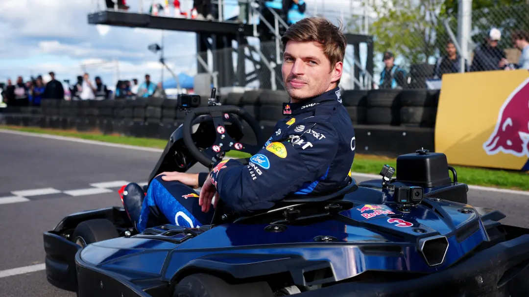 Silverstone viu Max Verstappen passar por cem pilotos amadores em apenas 14 voltas. É impressionante a máquina que ele …