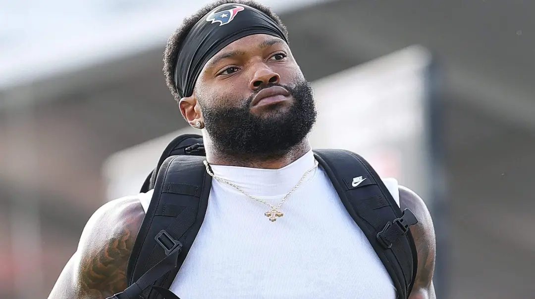 Nico Collins está sob observação médica por um problema no isquiotibial durante o treino de quarta-feira, caminhando pa…