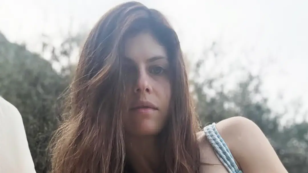 Alexandra Daddario, atriz de White Lotus, apareceu em fotos em uma viagem para a Espanha vestindo um biquíni quadricula…
