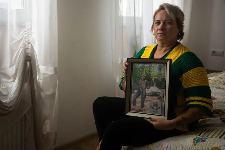 Mãe que foi à Ucrânia busca respostas após morte do filho na guerra. Ela viu o filho caçula, fascinado por vida militar…