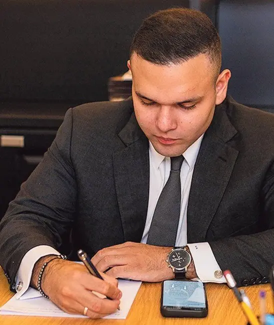 26 anos, formação em 2024 e já lidando com clientes milionários, o advogado Kevin Marques, filho do ministro Nunes Marq…