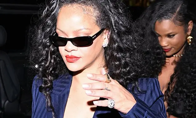 Rihanna mostrou um vislumbre de sutiã rendado no restaurante César Paris, em Paris, depois do show da Céline Dion. É in…