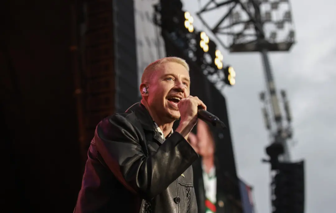Macklemore doou 1 milhão de dólares que ganhou com a turnê do Ed Sheeran para pessoas na Palestina, e Robert Kraft igua…