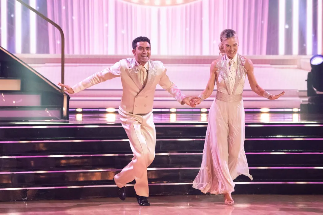 Julia Stiles estreou em Dancing With the Stars com a música 9 to 5 de Dolly Parton. Curto a atitude de homenagear grand…